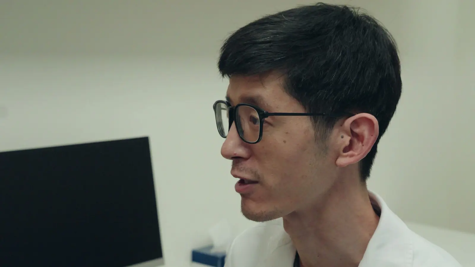 Dr. Walter Liao explaining lens options