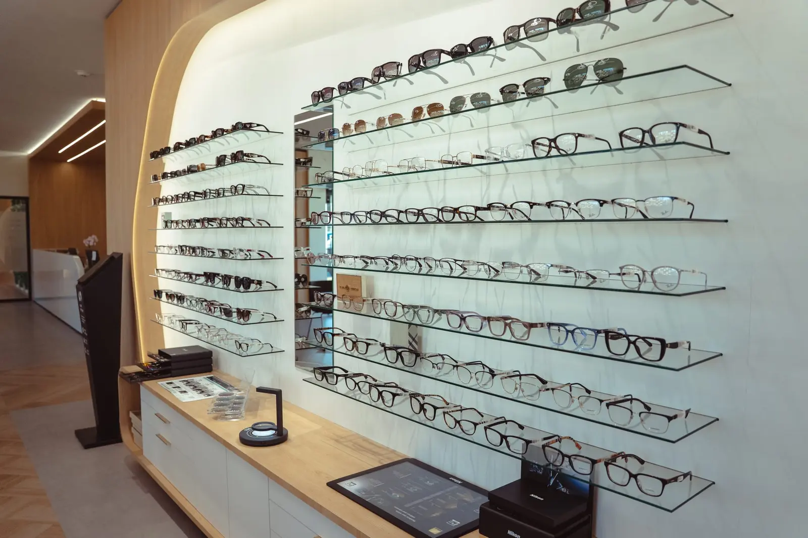 The main frame wall with a fitting counter